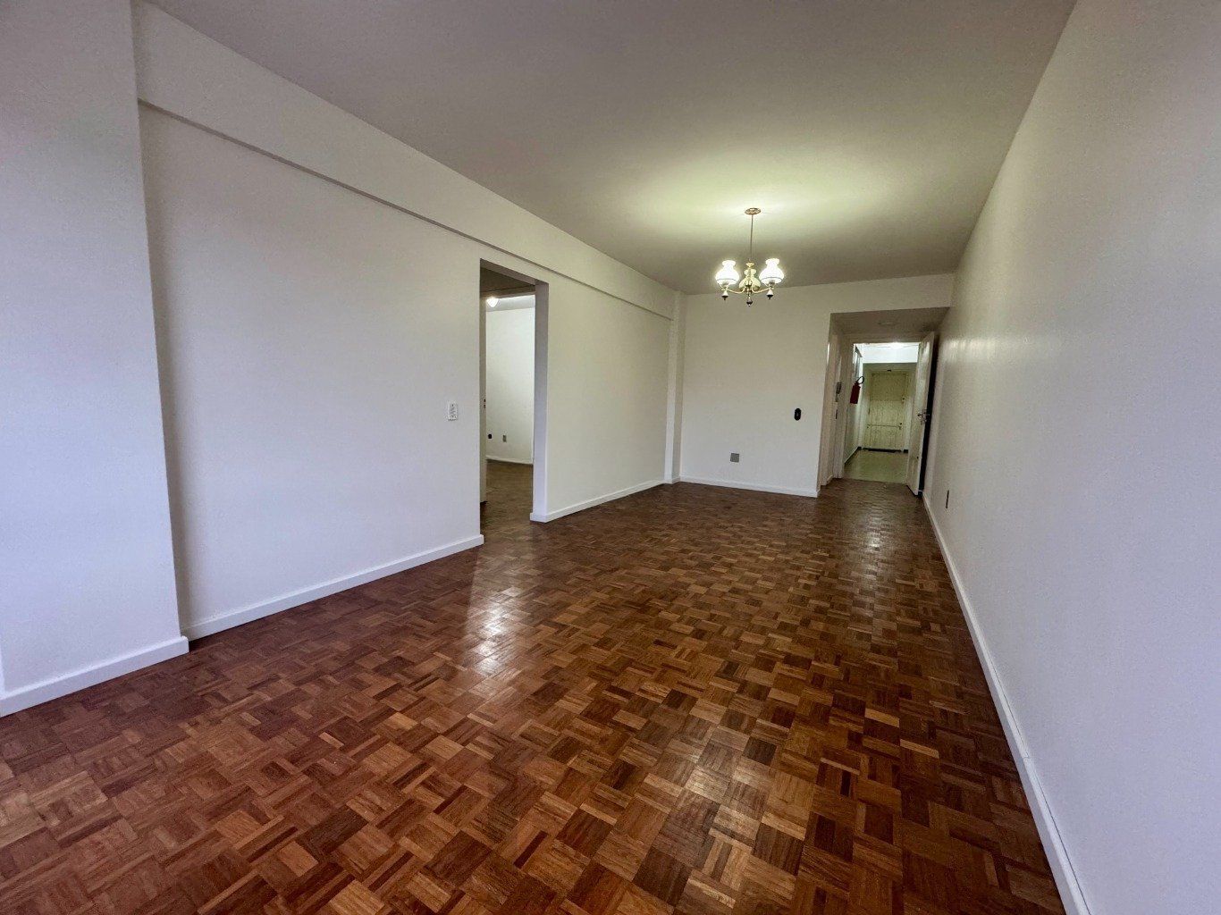 Apartamento com 2 dormitórios, dependência e 1 vaga no Bairro Menino Deus — foto 5