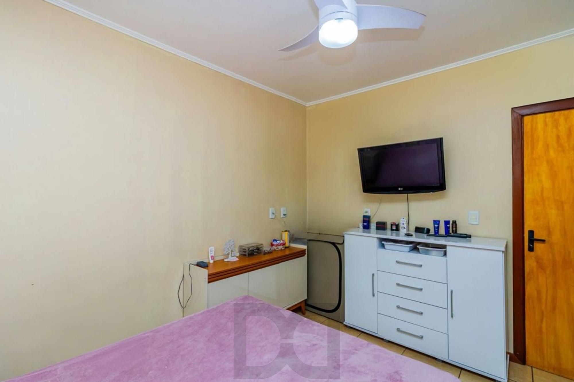 Casa com 5 quartos, 2 vagas e pátio, no Bairro Sarandí — foto 22