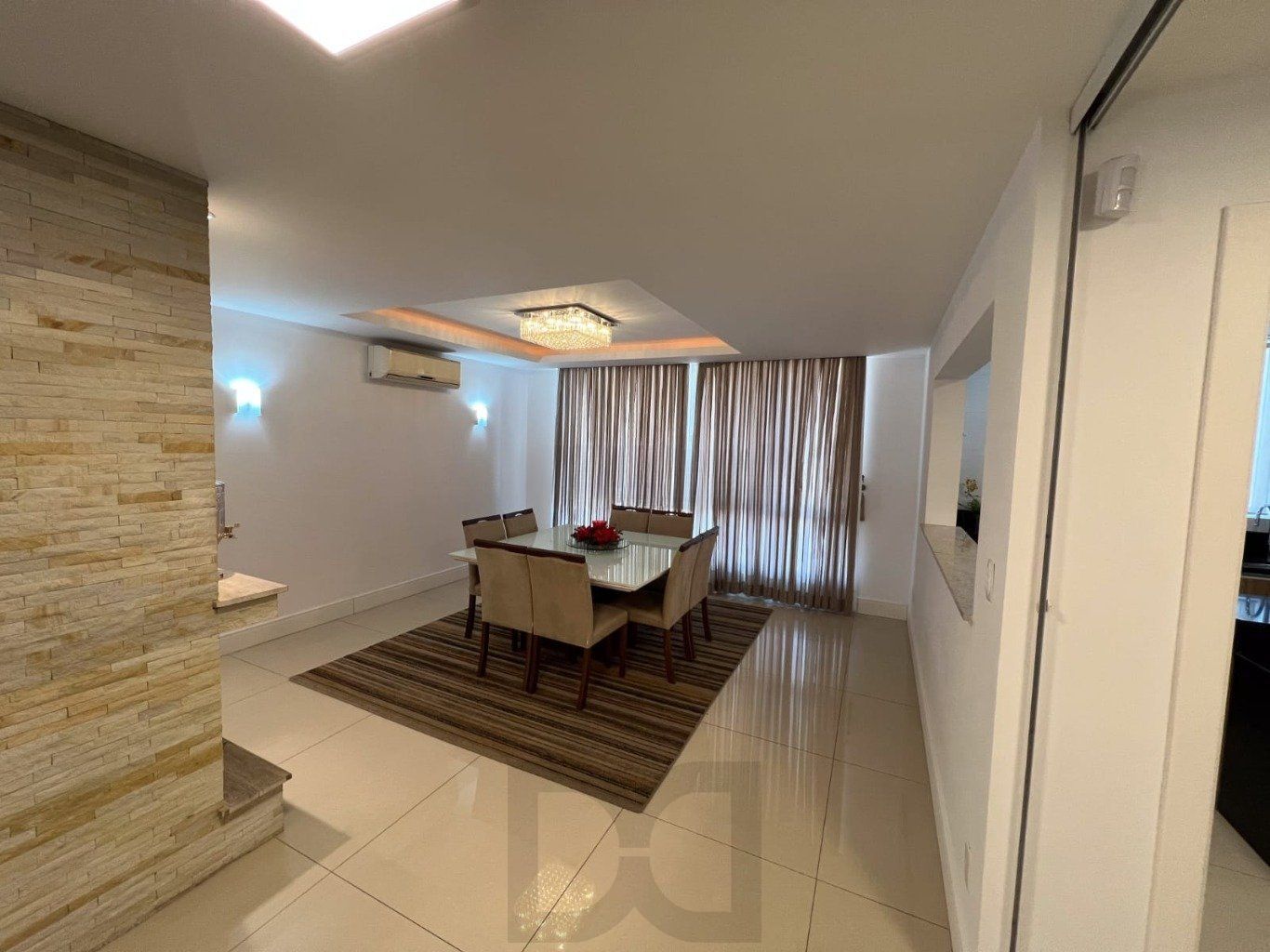 Casa semi mobiliada de 3 dormitórios e 4 vagas no bairro Cascata — foto 4