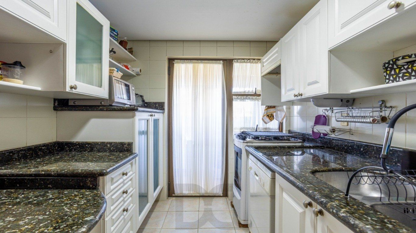 Cobertura com 3 Quartos, 1 suíte, 2 vagas e 211m² no Petrópolis. — foto 15