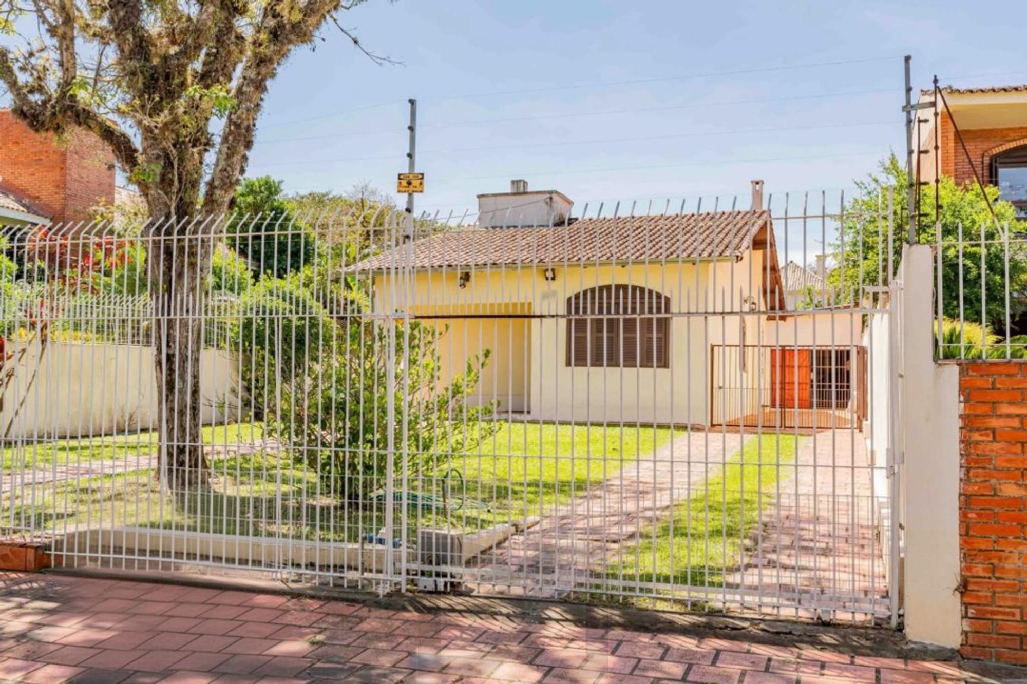 Casa de 2 quartos, 2 banheiros,pátio,churrasqueira, 7 vagas no bairro Guarujá. — foto 1