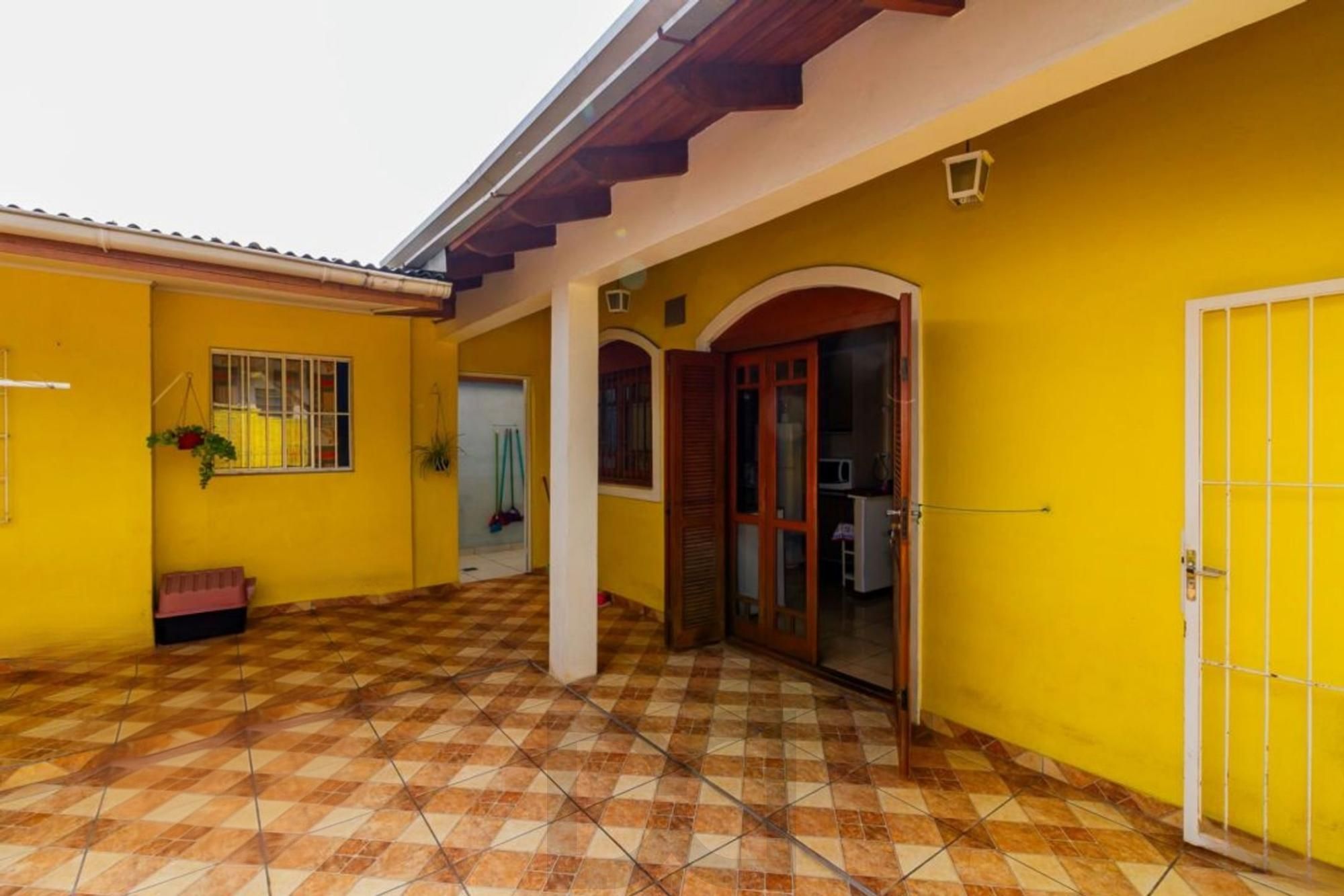Casa com 5 quartos, 2 vagas e pátio, no Bairro Sarandí — foto 36