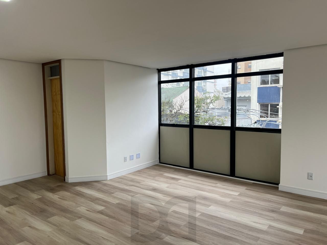 Sala comercial reformada e elevador no bairro Bom Fim. — foto 3