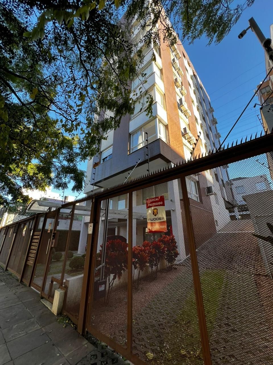 Apartamento de 2 dormitórios, elevador e duas vagas de garagem em Porto Alegre. — foto 1