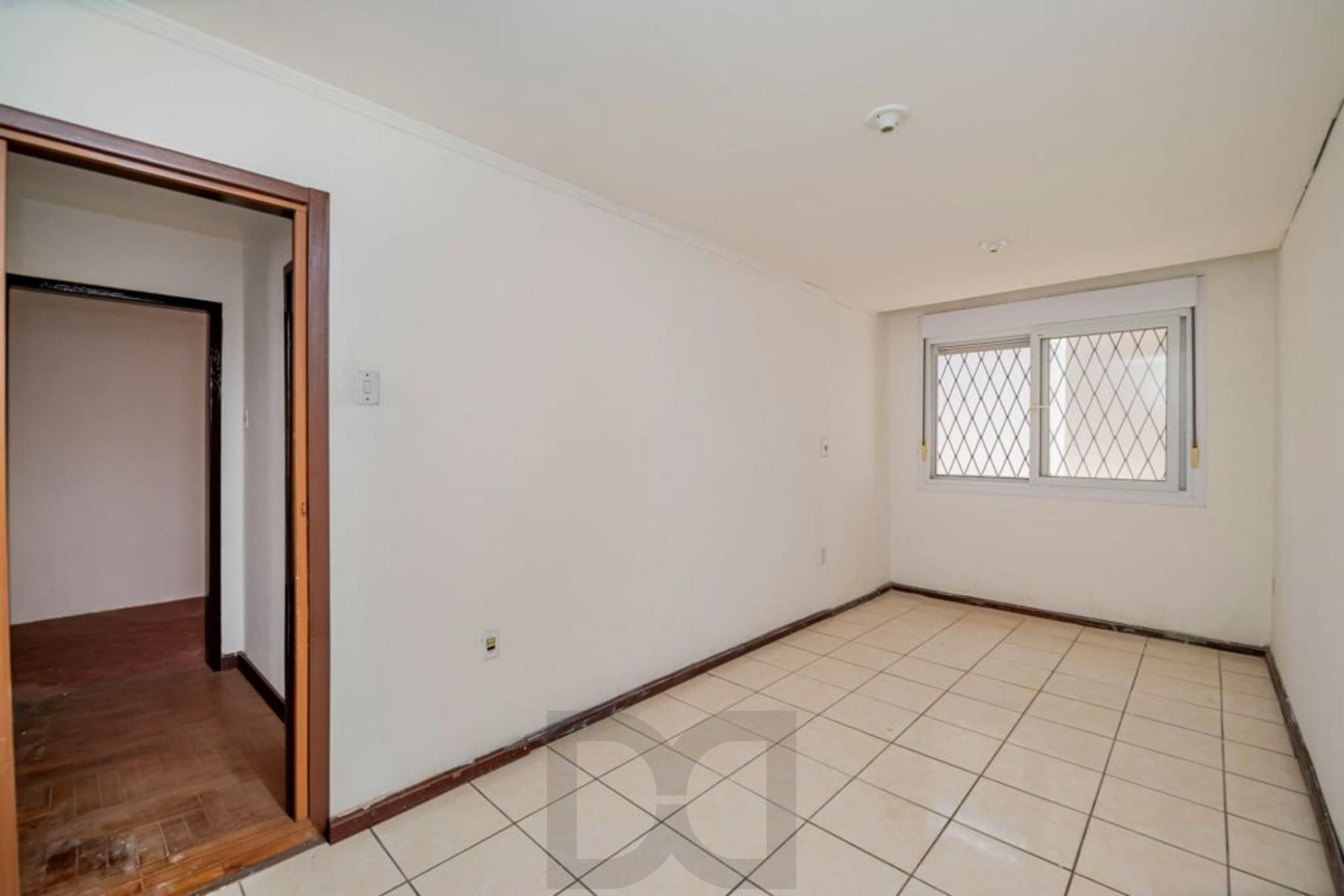 Casa de 2 dormitórios, churrasqueira, pátio, 4 vagas no bairro Ipanema — foto 9