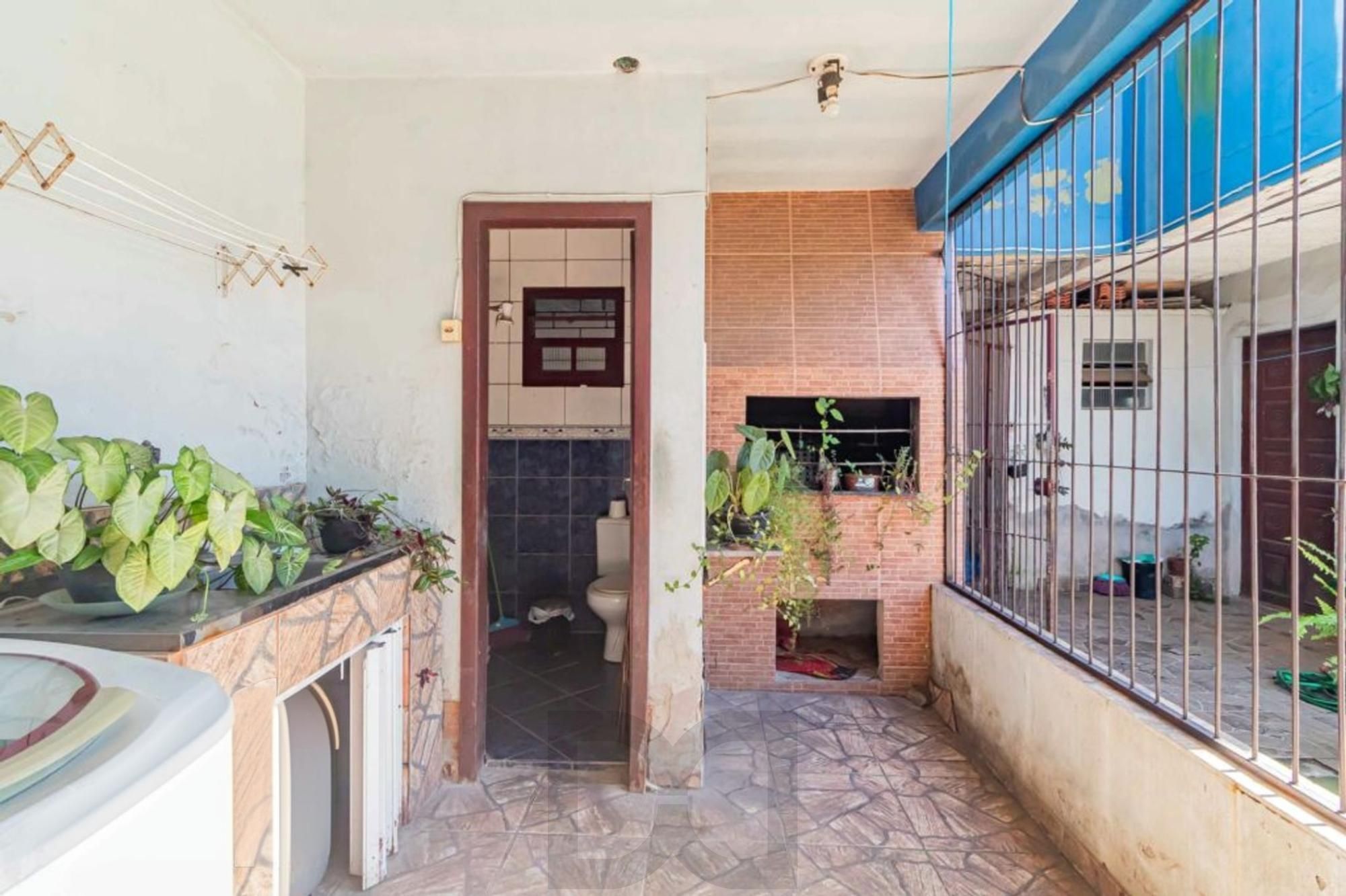Casa com 4 quartos, 1 suíte , vaga de garagem e churrasqueira à venda em Sarandi. — foto 29