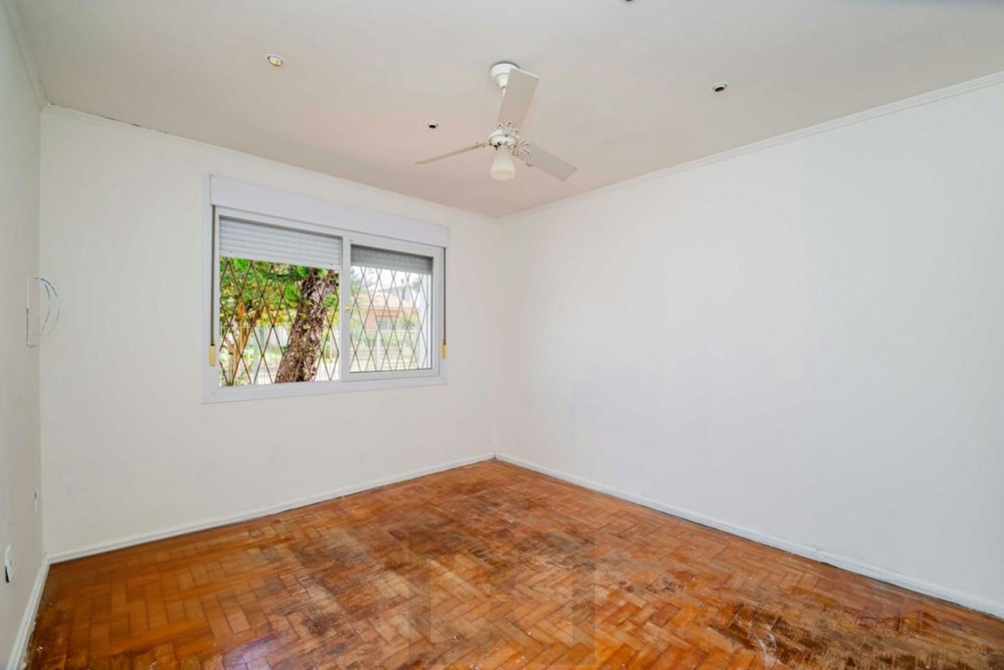 Casa de 2 dormitórios, churrasqueira, pátio, 4 vagas no bairro Ipanema — foto 2