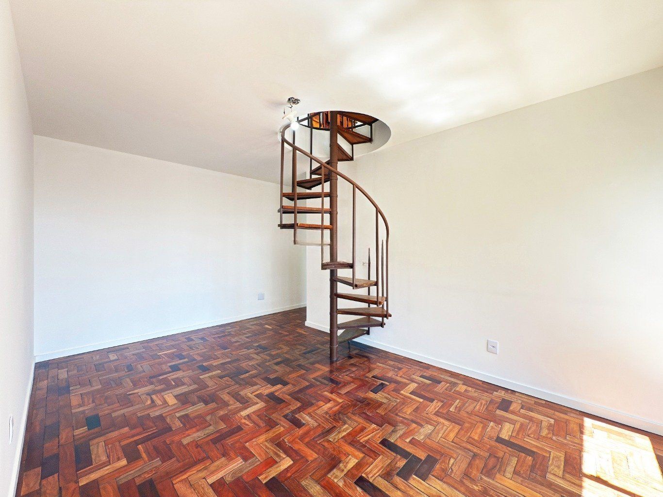 Cobertura com 2 quartos, vaga, elevador e churrasqueira  no bairro Cristal. — foto 22