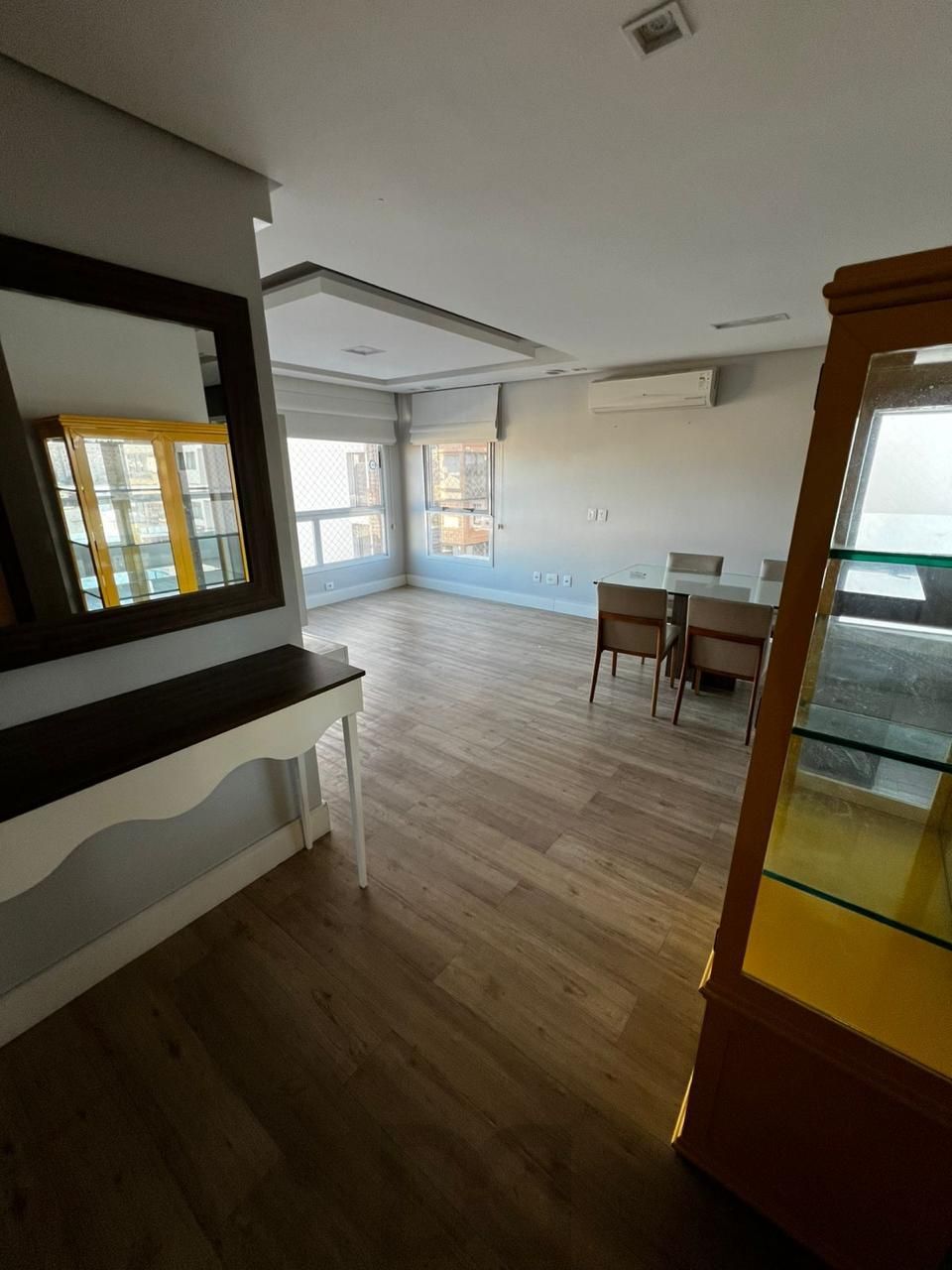 Apartamento de 2 dormitórios, elevador e duas vagas de garagem em Porto Alegre. — foto 9