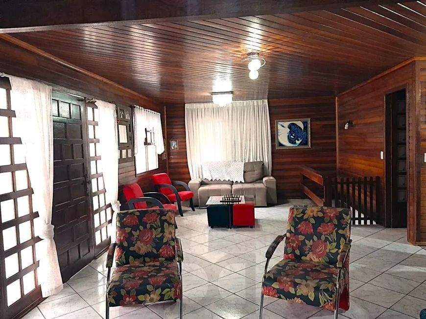 Casa com 3 Quartos e 3 banheiros à Venda, 387 m² — foto 3