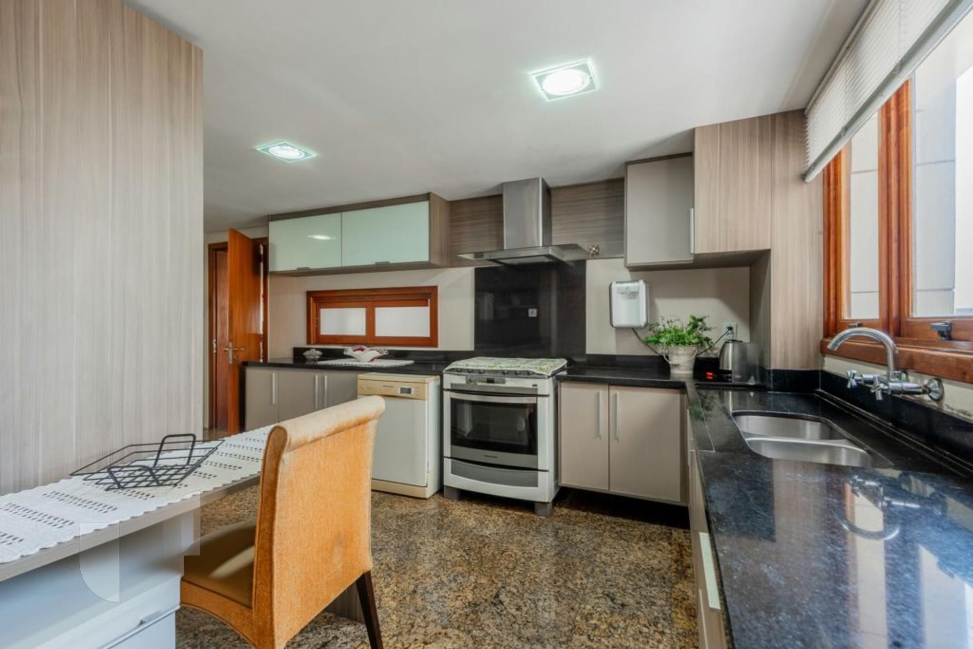 Apartamento de 4 dormitórios, 2 suítes, 2 vagas e elevador na Castro Alves. — foto 41