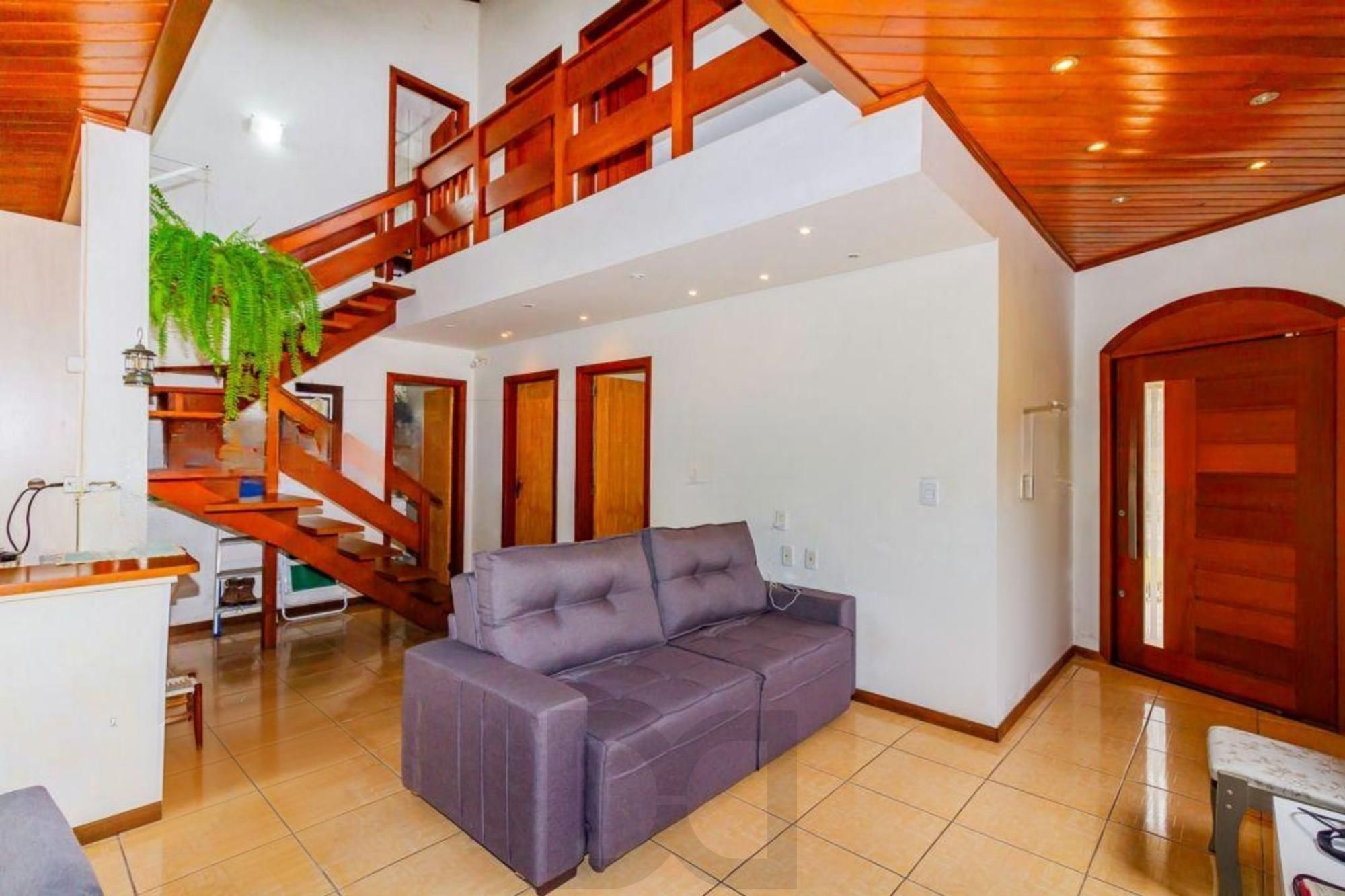 Casa com 5 quartos, 2 vagas e pátio, no Bairro Sarandí — foto 3
