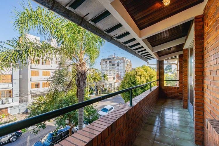 Casa com 6 quartos, 2 vagas e pátio no Bairro Higienópolis — foto 2