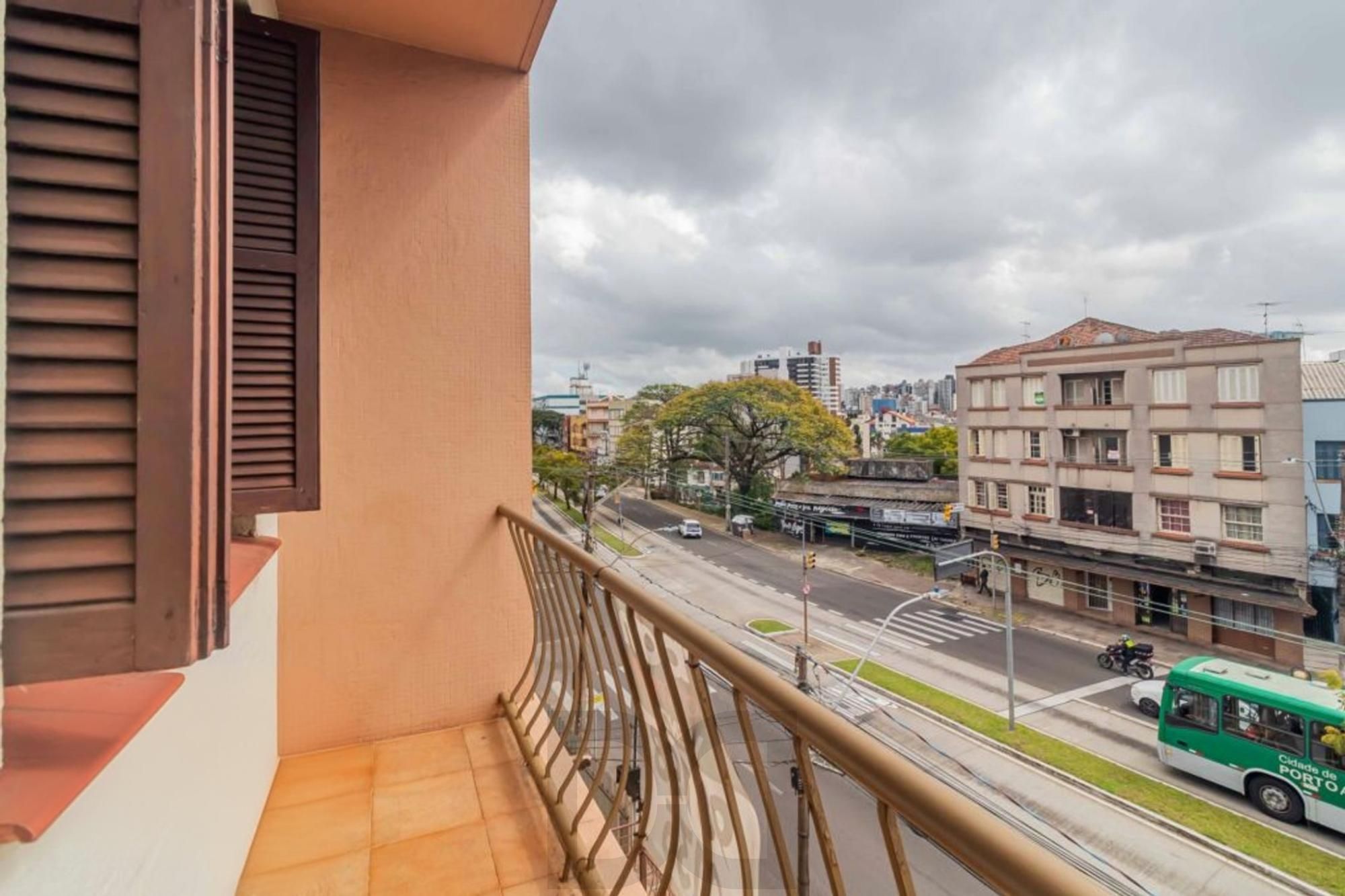 Apartamento semi mobiliado 2 dormitórios bairro Petrópolis — foto 3