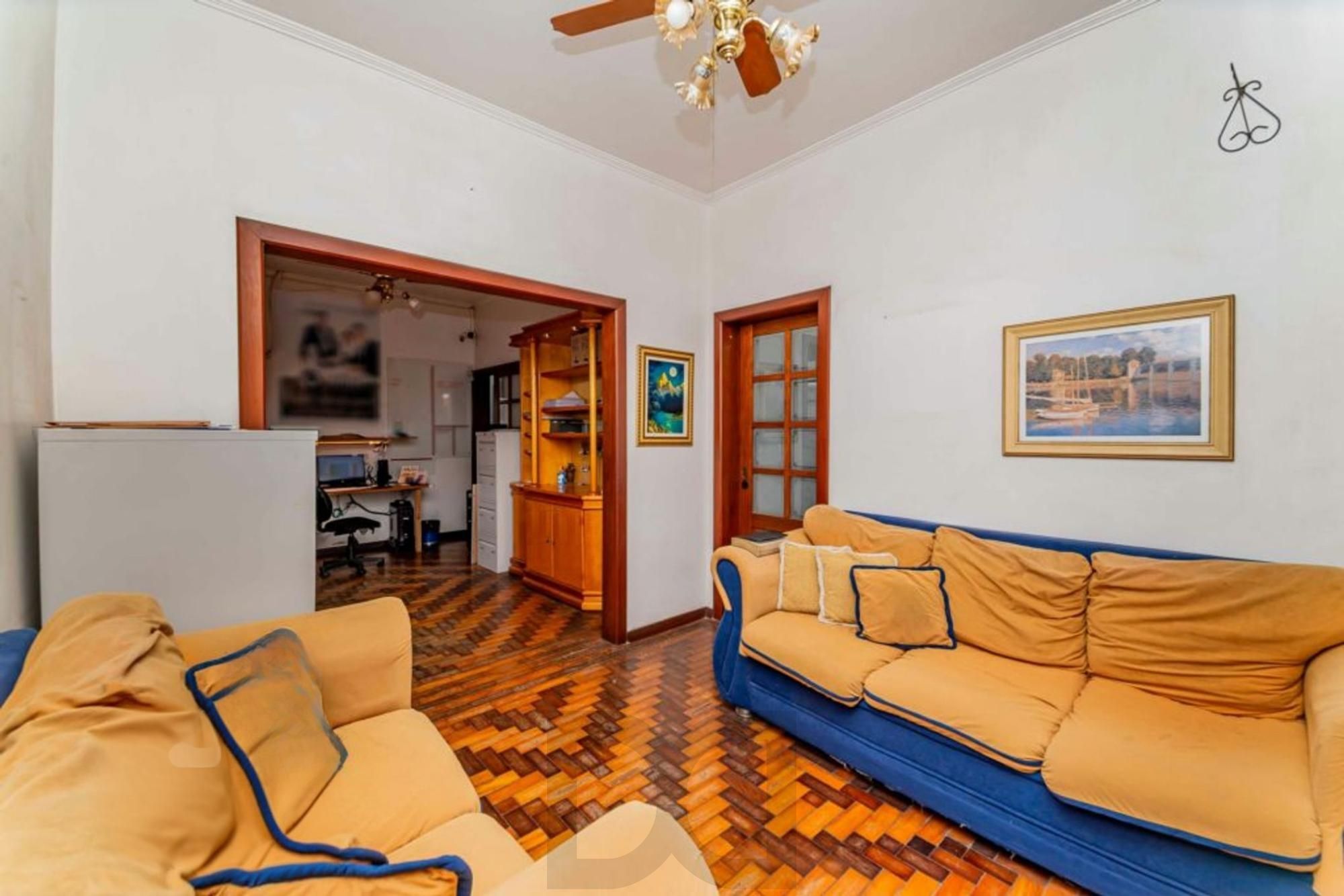 Casa de 3 quartos, churrasqueira, terraço, 2 vagas no bairro Glória. — foto 3