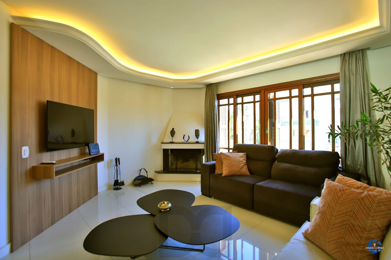 Casa de 3 dormitórios, 3 vagas e pátio com piscina bairro Chácara das Pedras. — foto 4