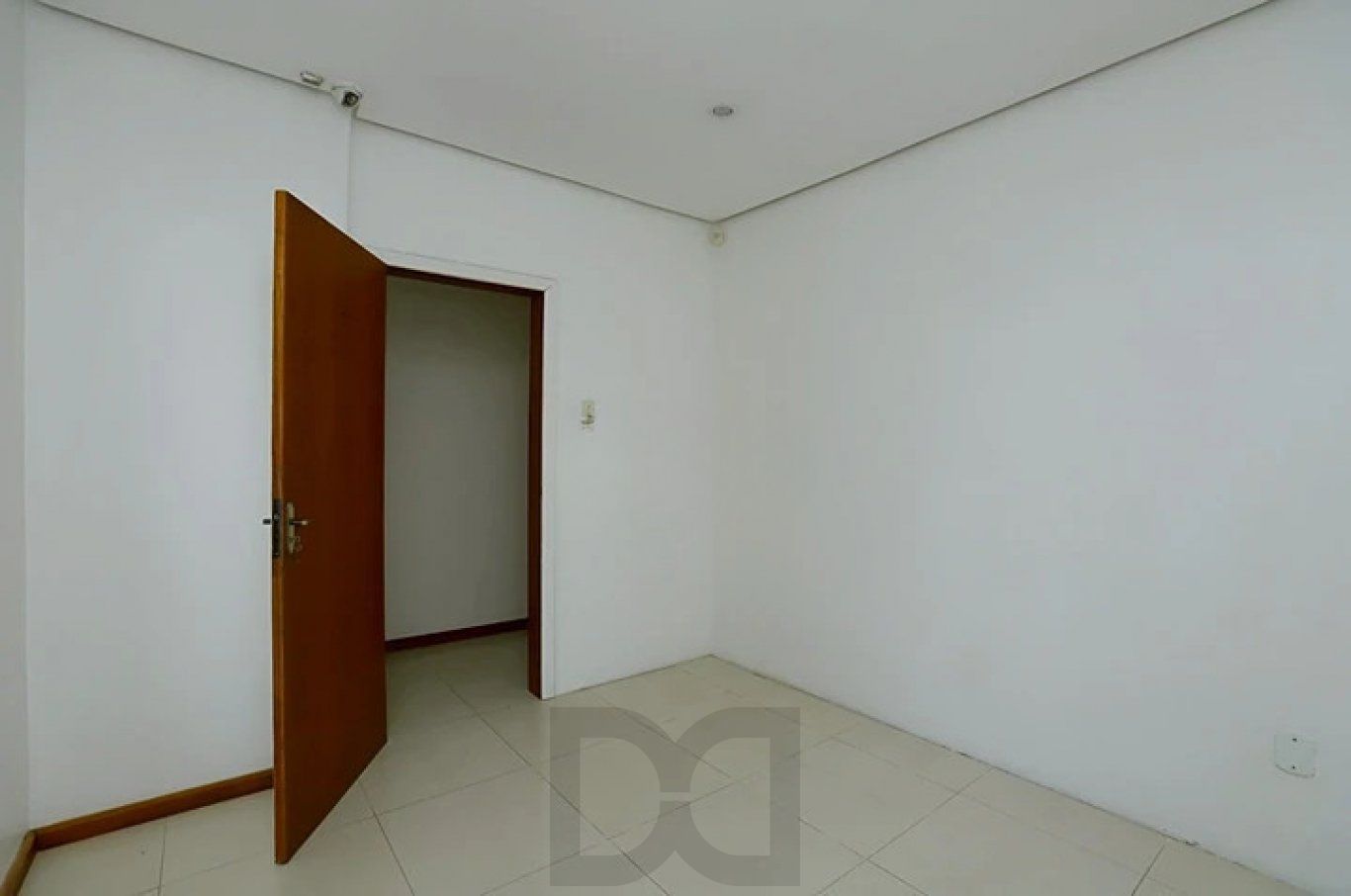 Casa com pátio, piscina e churrasqueira, no Bairro Nonoai — foto 13
