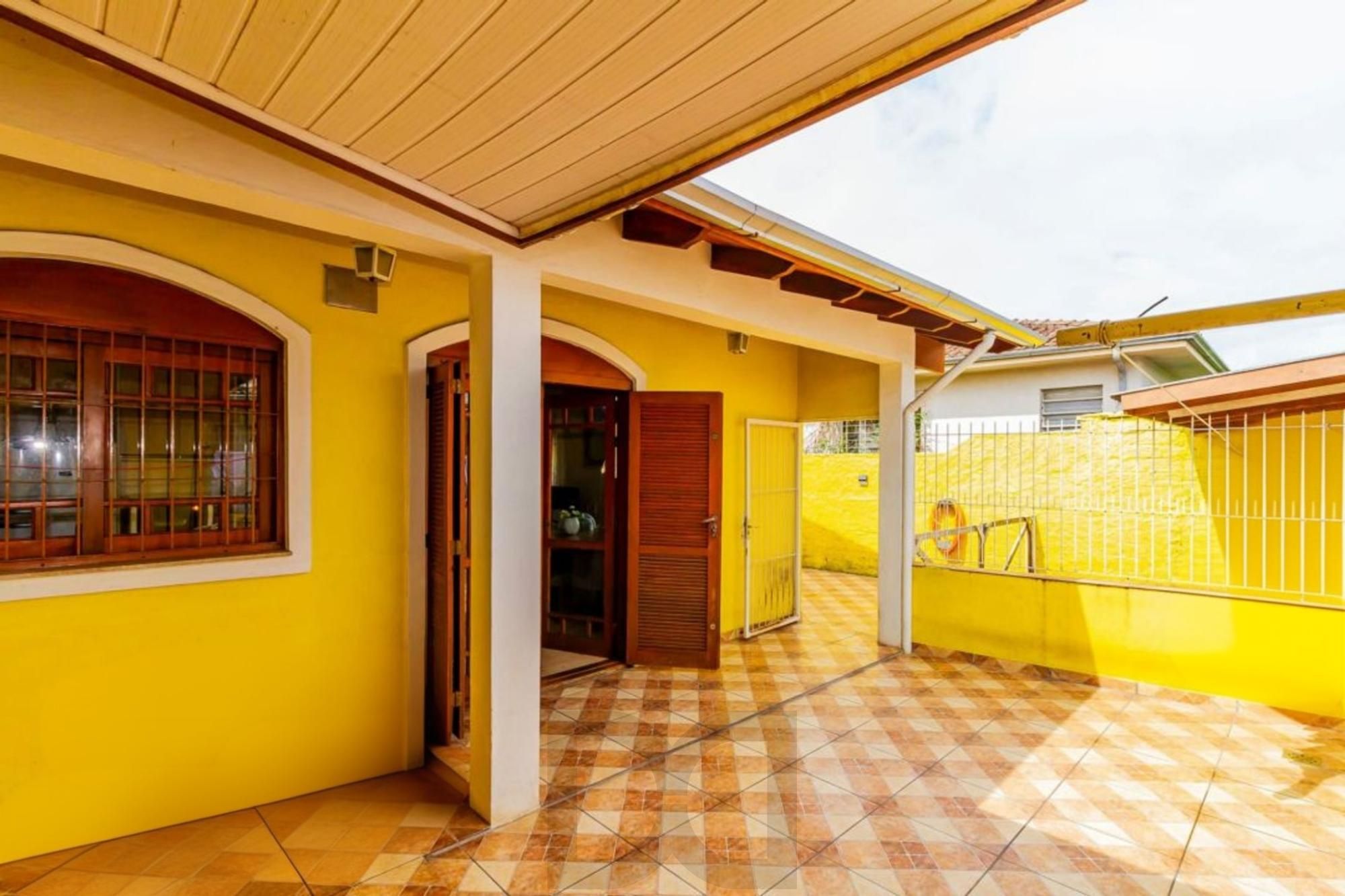 Casa com 5 quartos, 2 vagas e pátio, no Bairro Sarandí — foto 35