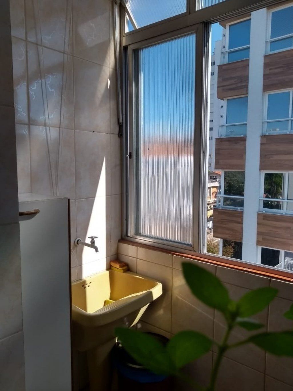 Apartamento de 2 dormitórios, sacada e churrasqueira no bairro Menino Deus — foto 8