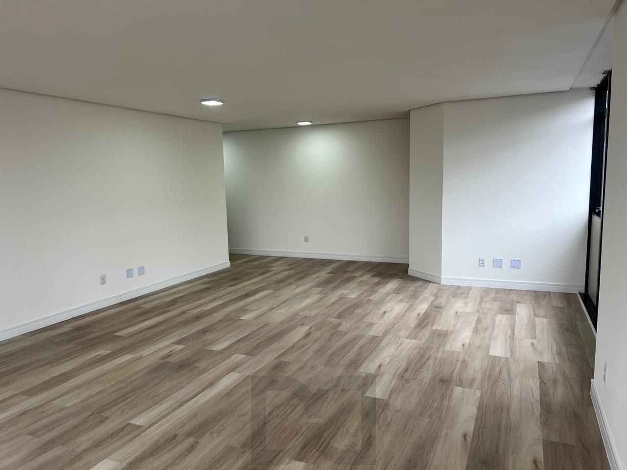Sala comercial reformada e elevador no bairro Bom Fim. — foto 23