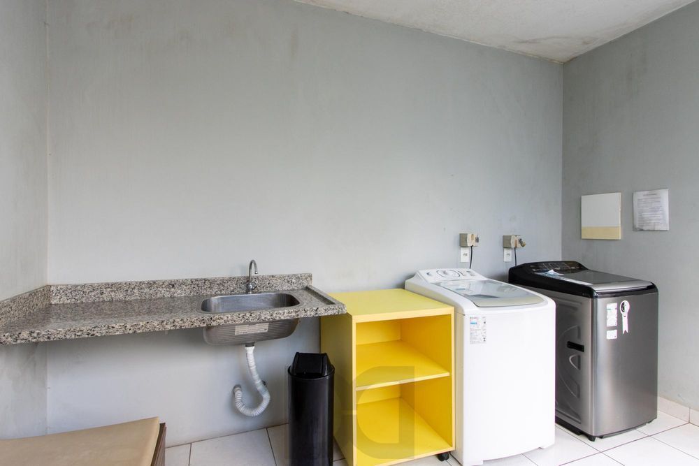 Apartamento semi mobiliado de 2 quartos, elevador e vaga no bairro Partenon. — foto 25