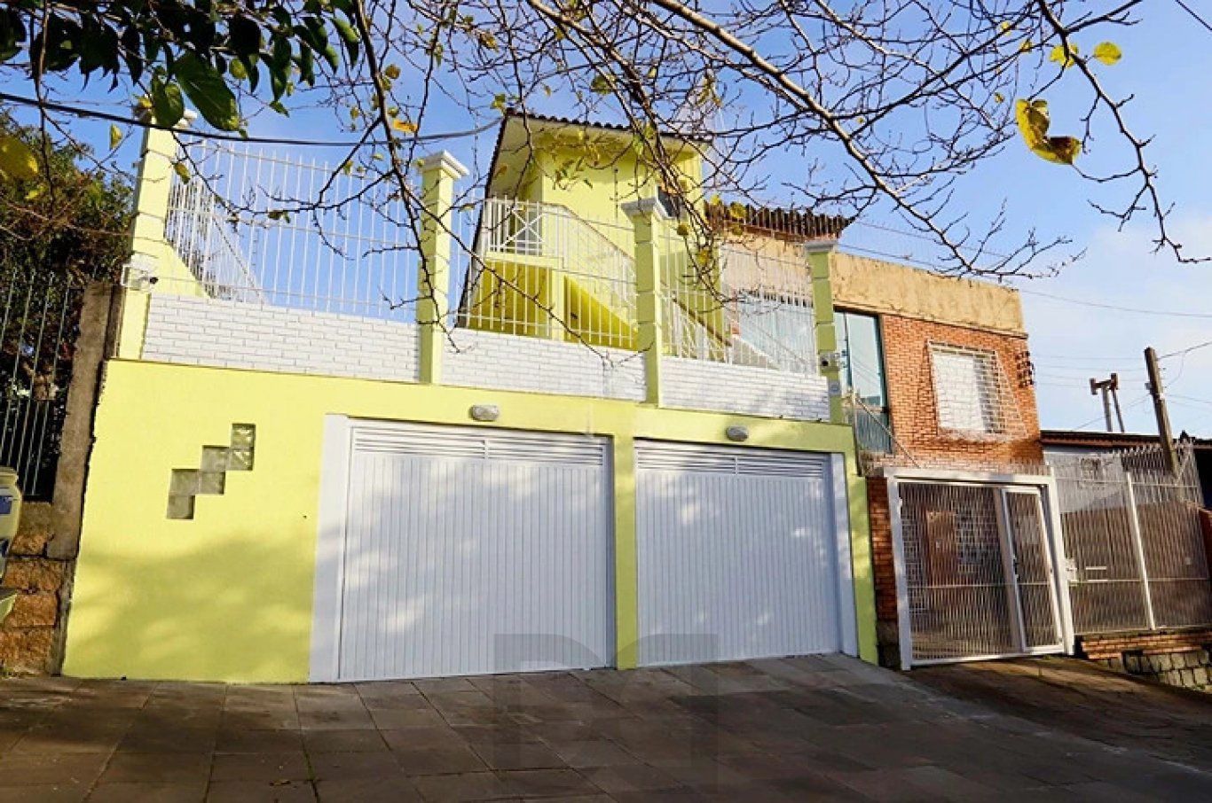 Casa com pátio, piscina e churrasqueira, no Bairro Nonoai — foto 1