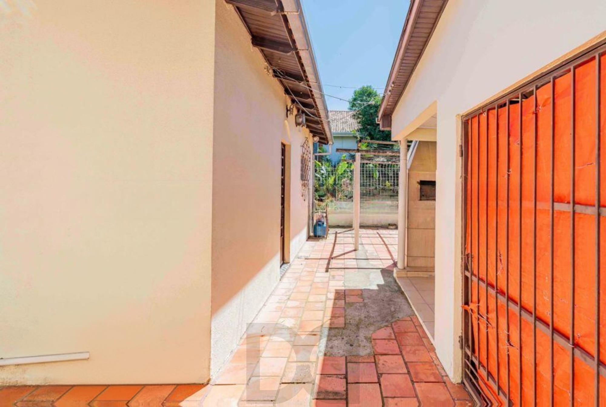 Casa de 2 quartos, 2 banheiros,pátio,churrasqueira, 7 vagas no bairro Guarujá. — foto 32