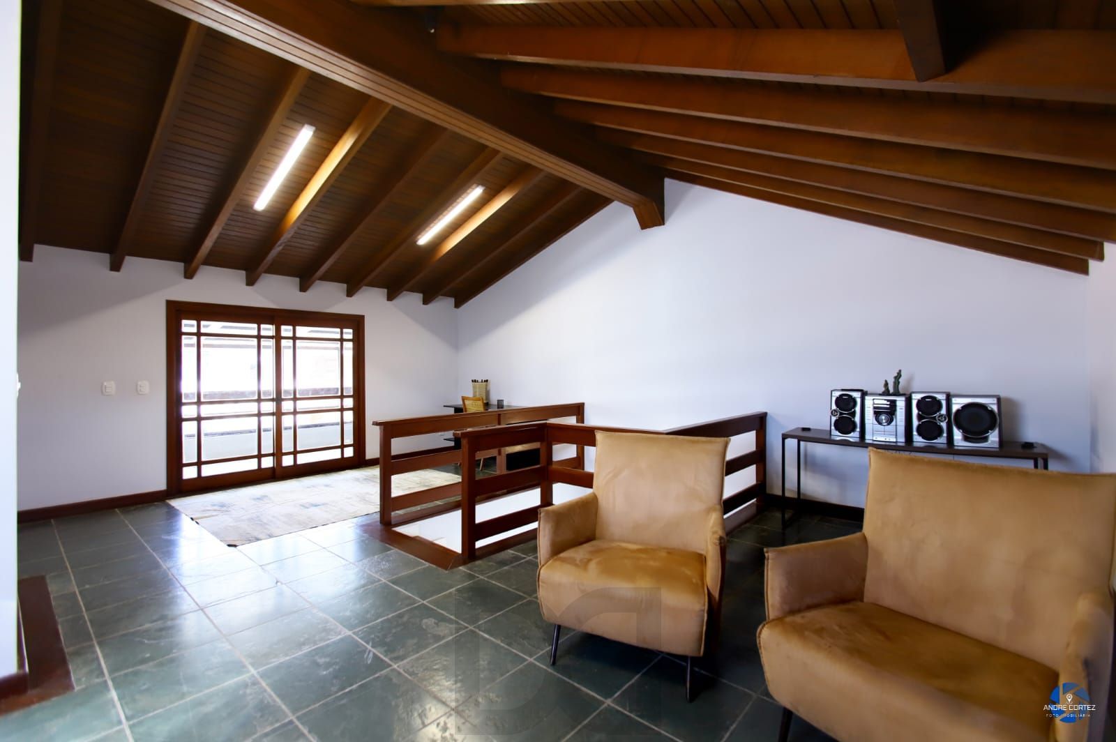 Casa de 3 dormitórios, 3 vagas e pátio com piscina bairro Chácara das Pedras. — foto 32