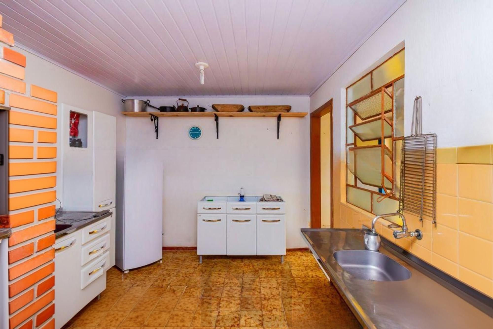 Casa com 5 quartos, 2 vagas e pátio, no Bairro Sarandí — foto 39