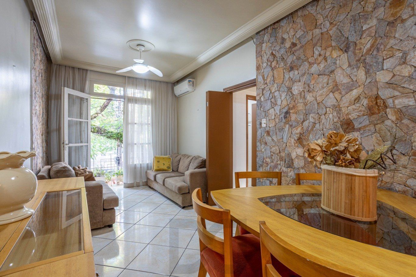 Apartamento com 2 dormitórios no Bairro Menino Deus — foto 1