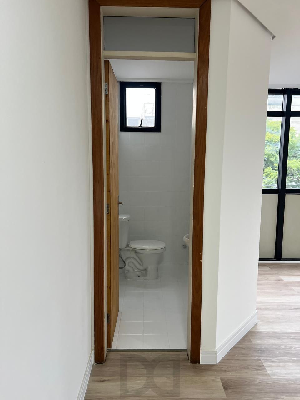 Sala comercial reformada e elevador no bairro Bom Fim. — foto 11