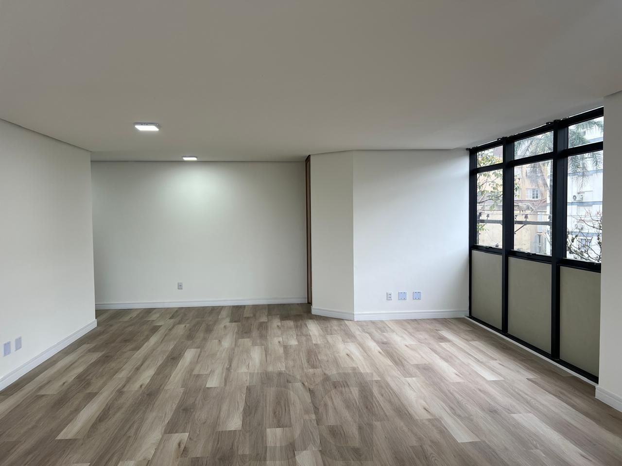 Sala comercial reformada e elevador no bairro Bom Fim. — foto 22