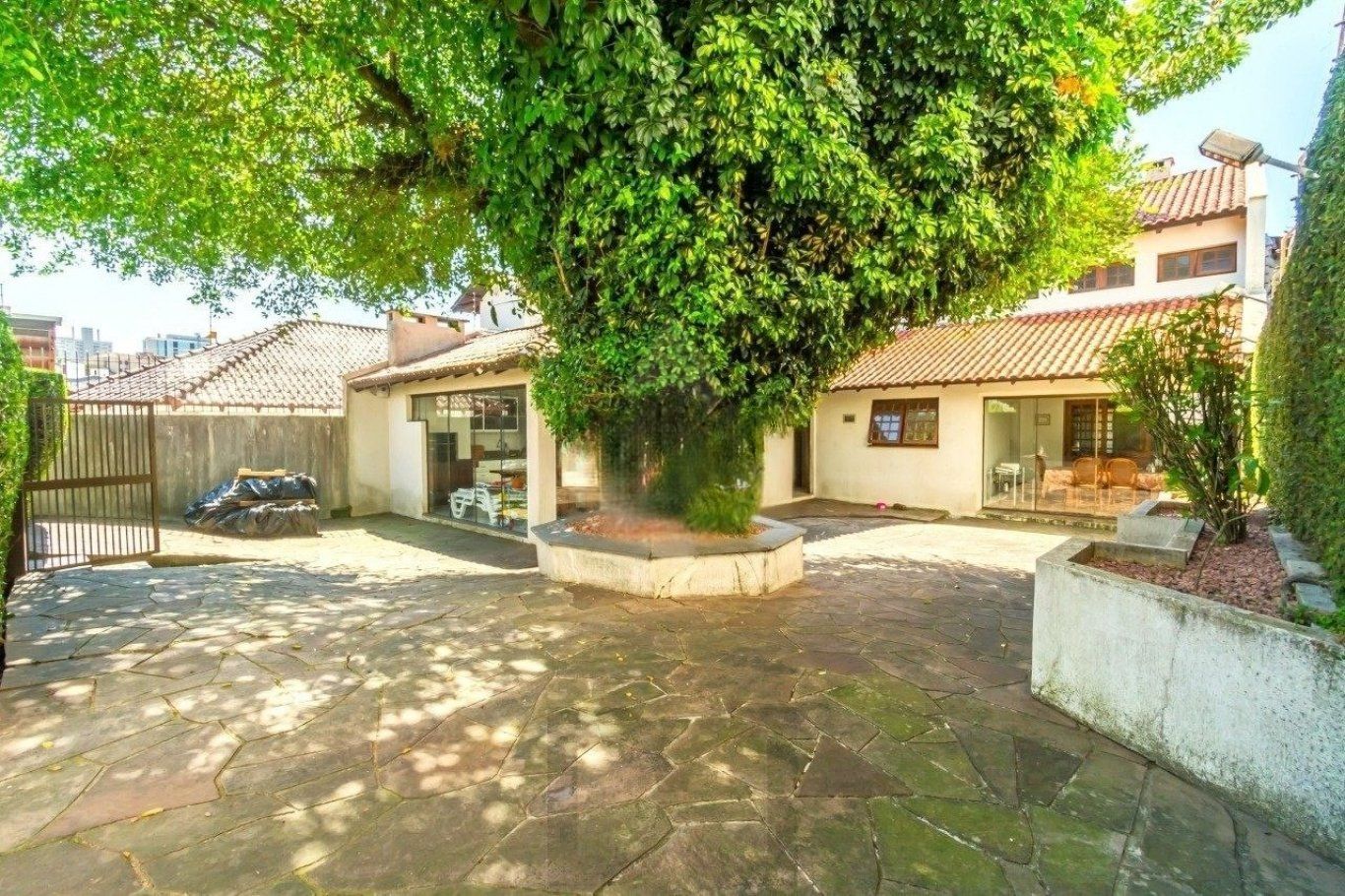 Casa com 4 dormitórios, 1 suíte, 4 vagas, piscina no bairro Três Figueiras. — foto 17