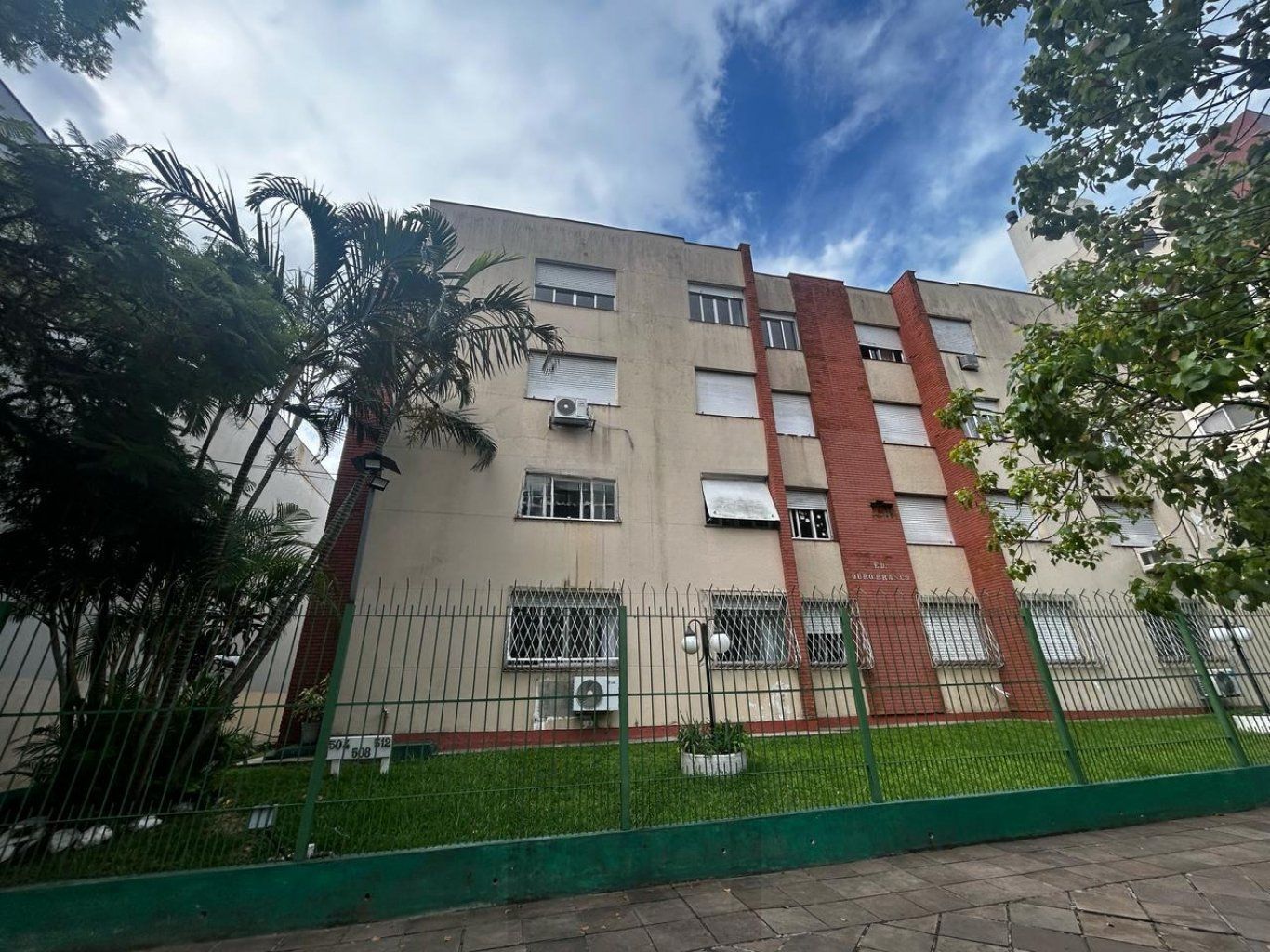 Apartamento à venda terreo com pátio e 2 dormitórios no bairro Menino Deus — foto 2