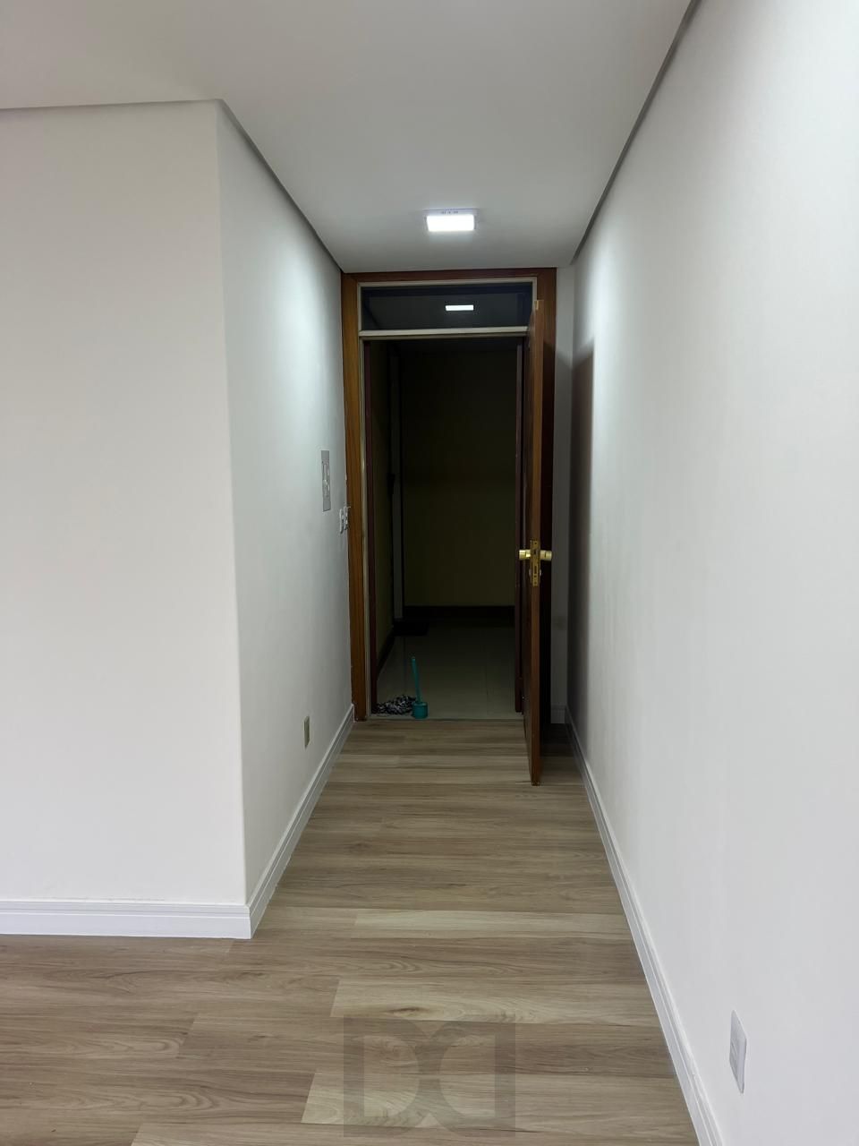 Sala comercial reformada e elevador no bairro Bom Fim. — foto 28