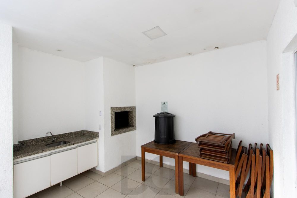 Apartamento semi mobiliado de 2 quartos, elevador e vaga no bairro Partenon. — foto 22