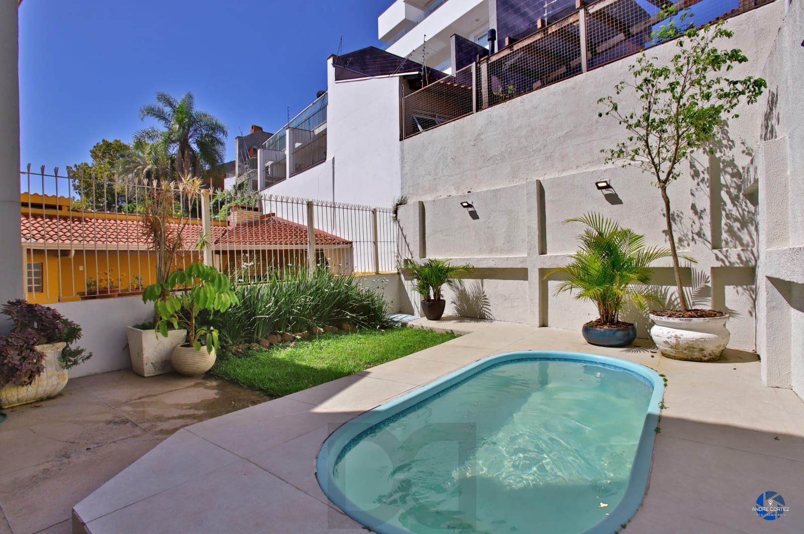 Casa de 3 dormitórios, 3 vagas e pátio com piscina bairro Chácara das Pedras. — foto 2