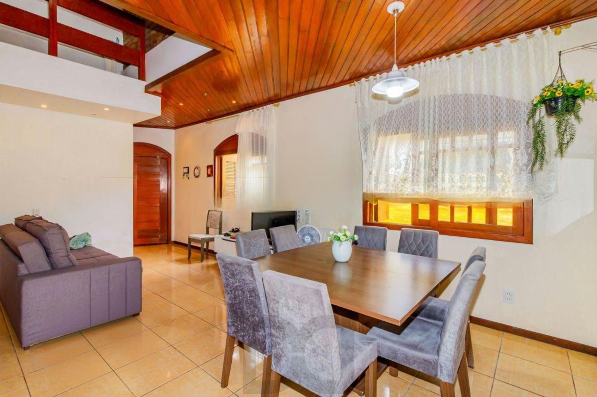Casa com 5 quartos, 2 vagas e pátio, no Bairro Sarandí — foto 6