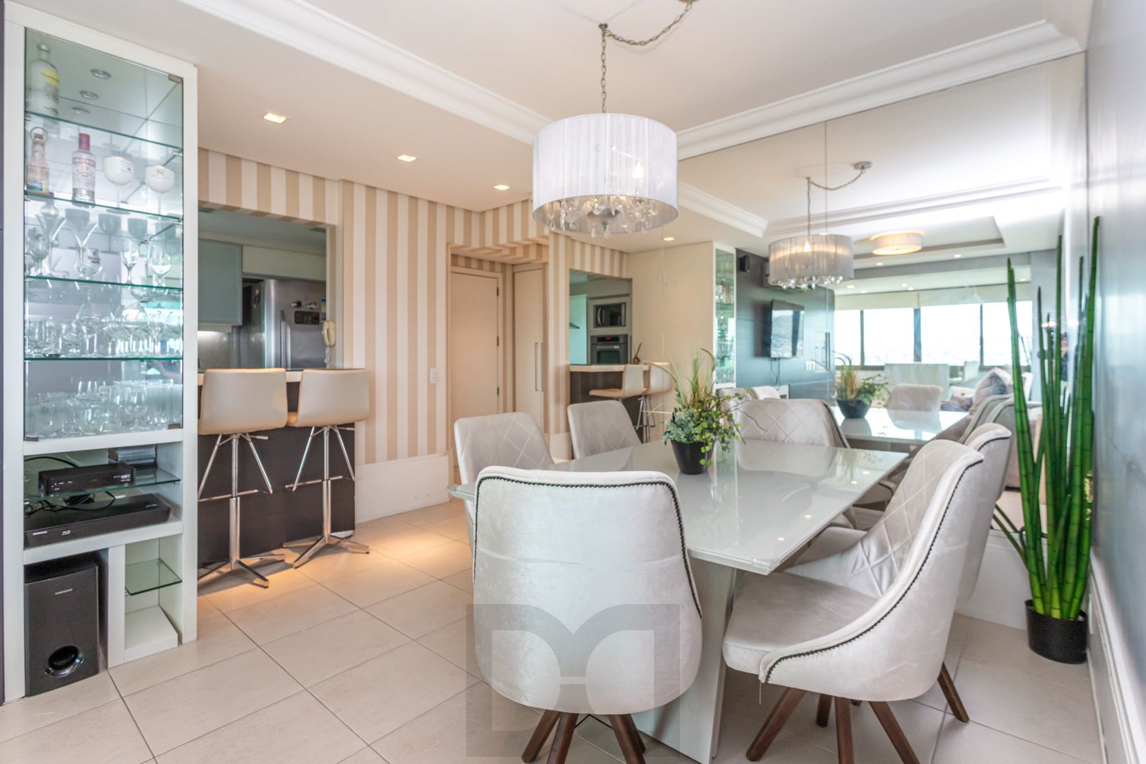 Apartamento de 97m², 2 dormitórios,1suíte, 3 vagas de garagem no Jardim Botânico — foto 3