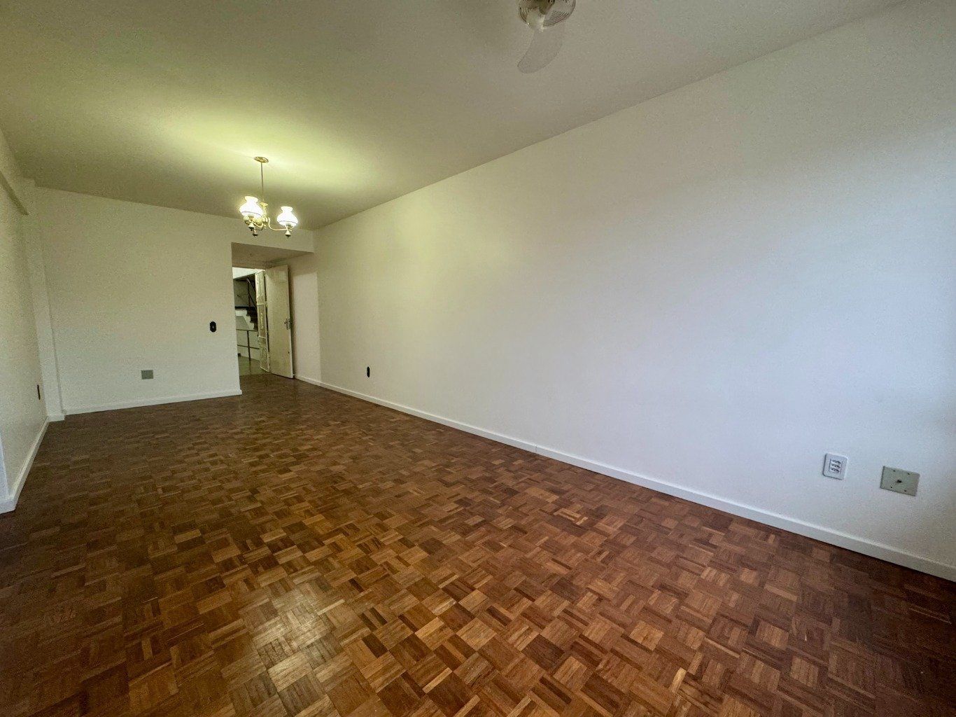 Apartamento com 2 dormitórios, dependência e 1 vaga no Bairro Menino Deus — foto 4