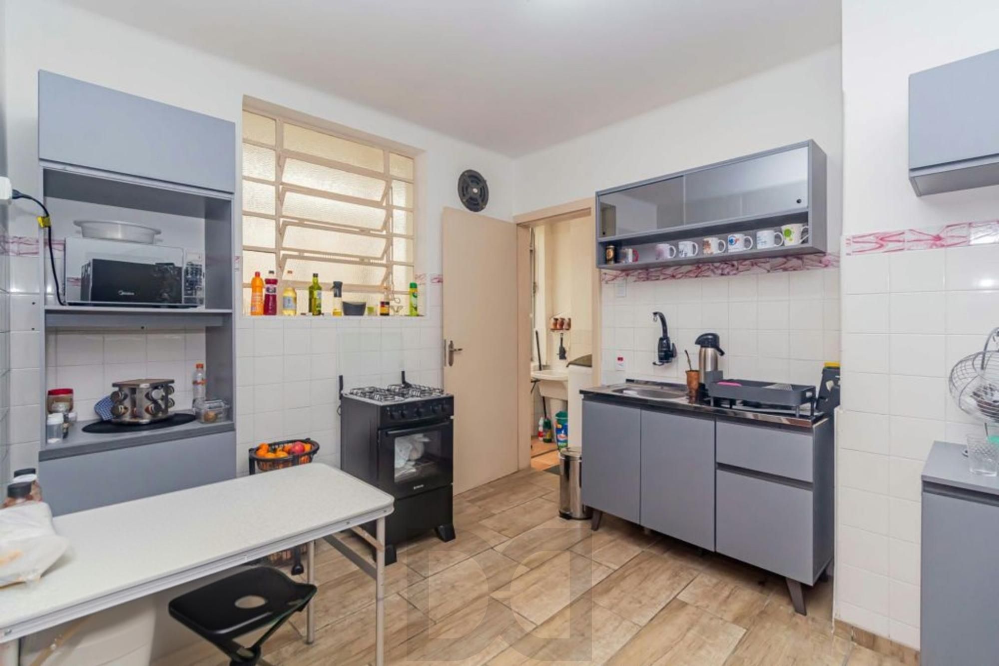 Apartamento semi mobiliado 2 dormitórios bairro Petrópolis — foto 1