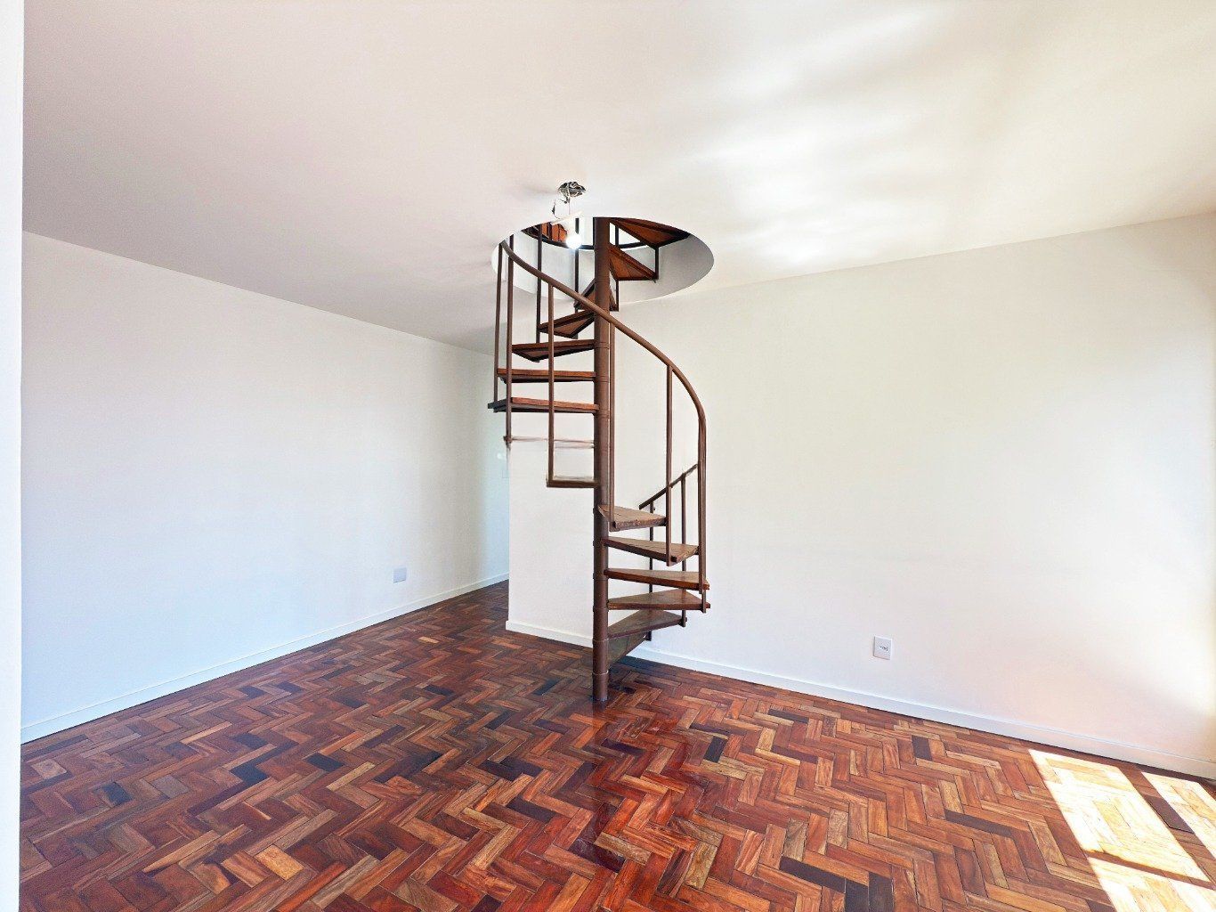 Cobertura com 2 quartos, vaga, elevador e churrasqueira  no bairro Cristal. — foto 5
