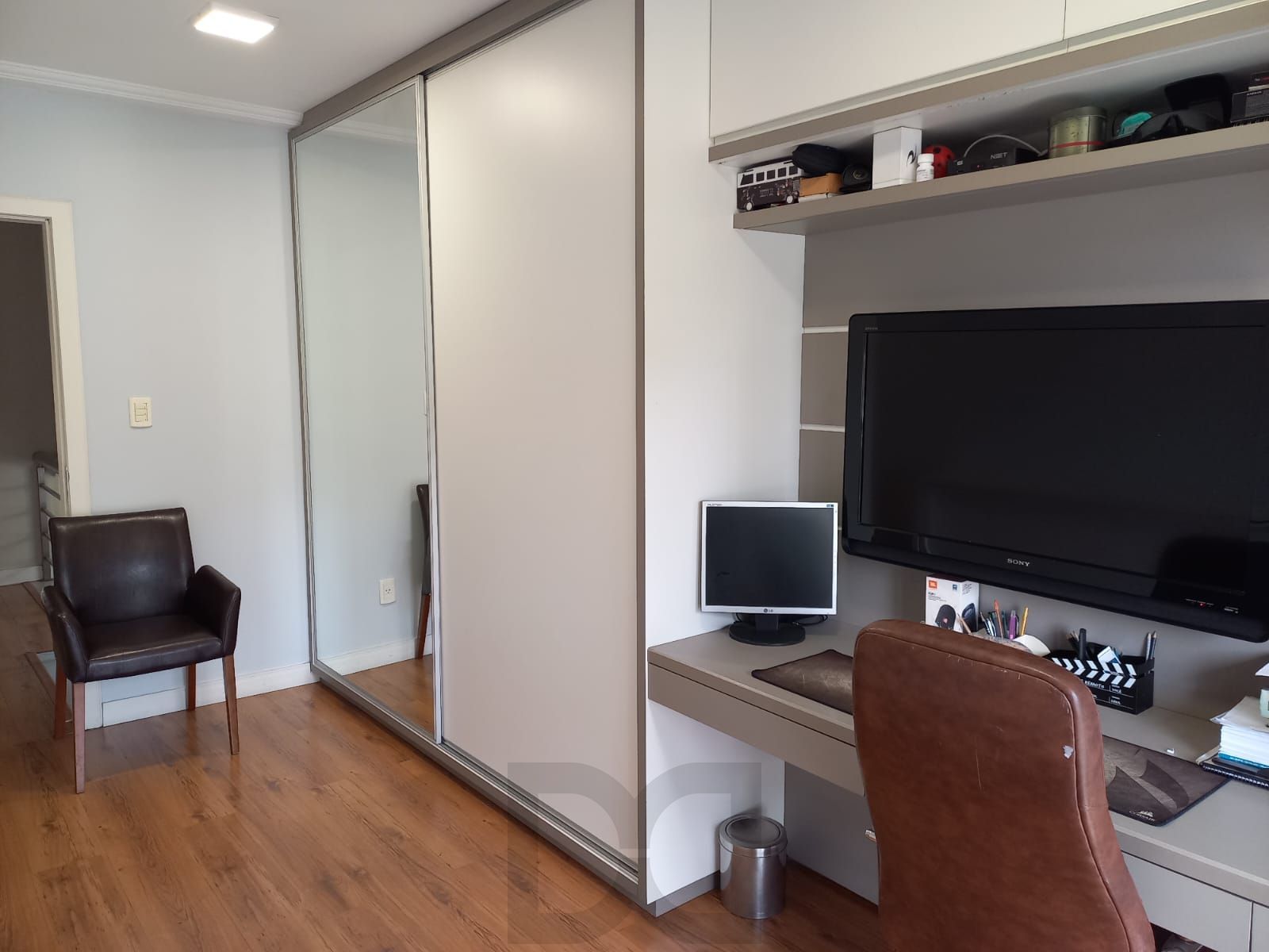 Casa com 4 dormitórios no Bairro Chácara das Pedras — foto 54