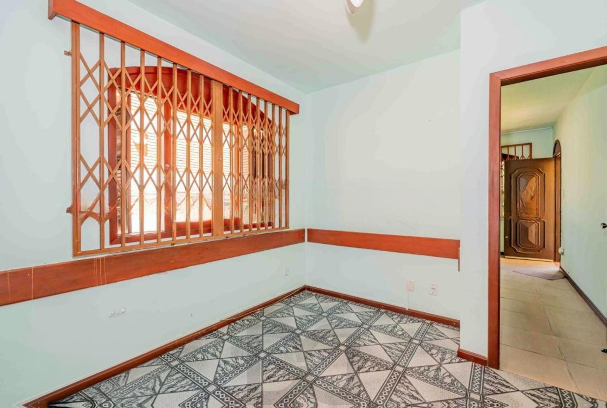 Casa de 2 quartos, 2 banheiros,pátio,churrasqueira, 7 vagas no bairro Guarujá. — foto 4