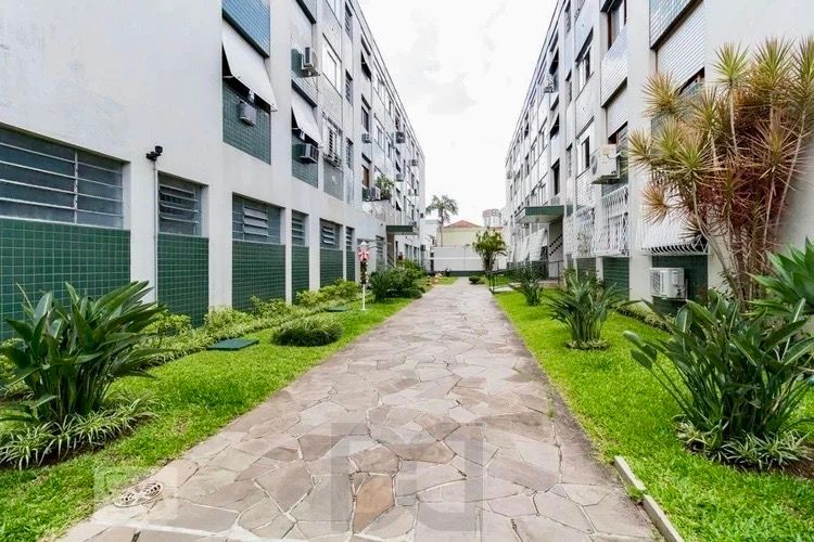 Apartamento 2 dormitórios reformado mobiliado próximo Assis Brasil Porto Alegre — foto 3