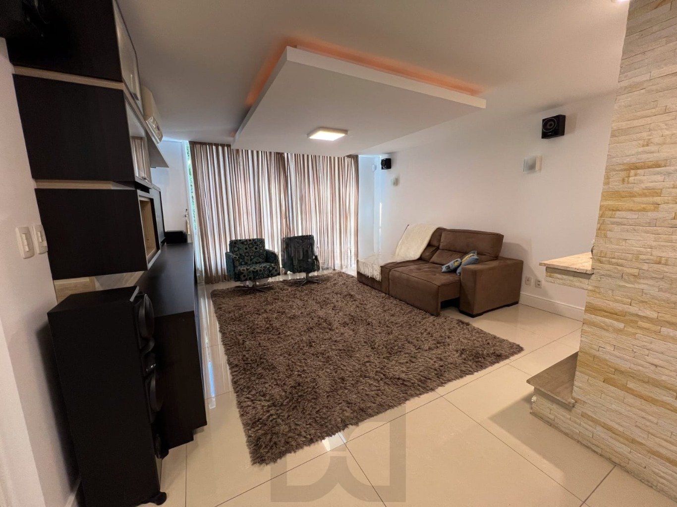 Casa semi mobiliada de 3 dormitórios e 4 vagas no bairro Cascata — foto 3