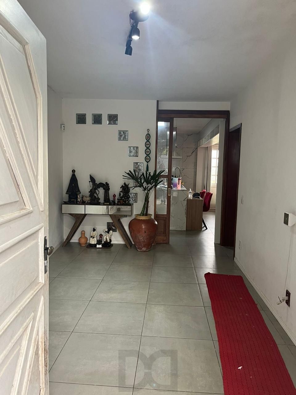Casa com 4 quartos, sendo 1 suíte, vaga e Piscina Bairro Cavalhada — foto 3