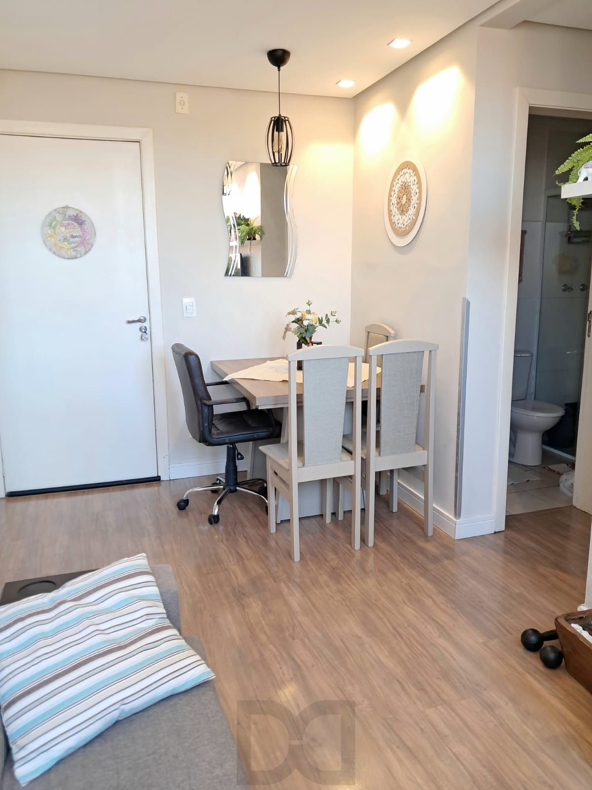 Apartamento semi mobiliado 2 dormitórios 1 vaga de garagem na Rua Sadi Castro. — foto 2