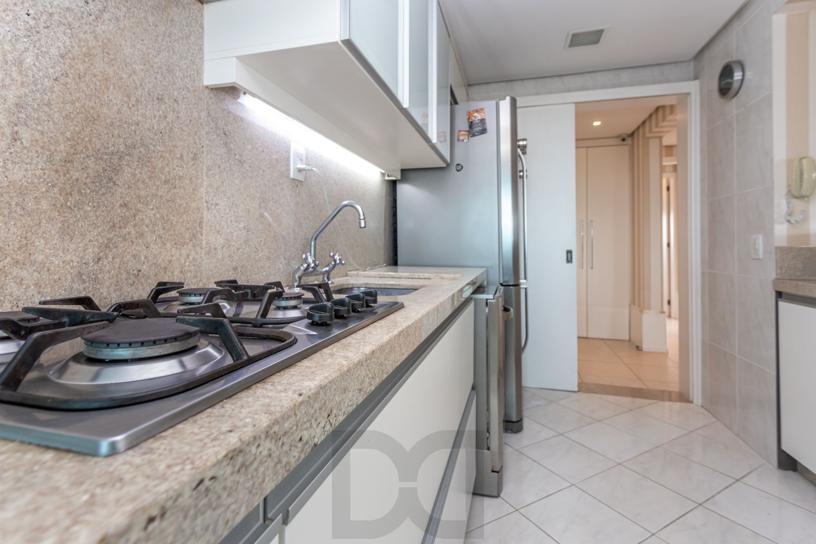 Apartamento de 97m², 2 dormitórios,1suíte, 3 vagas de garagem no Jardim Botânico — foto 22