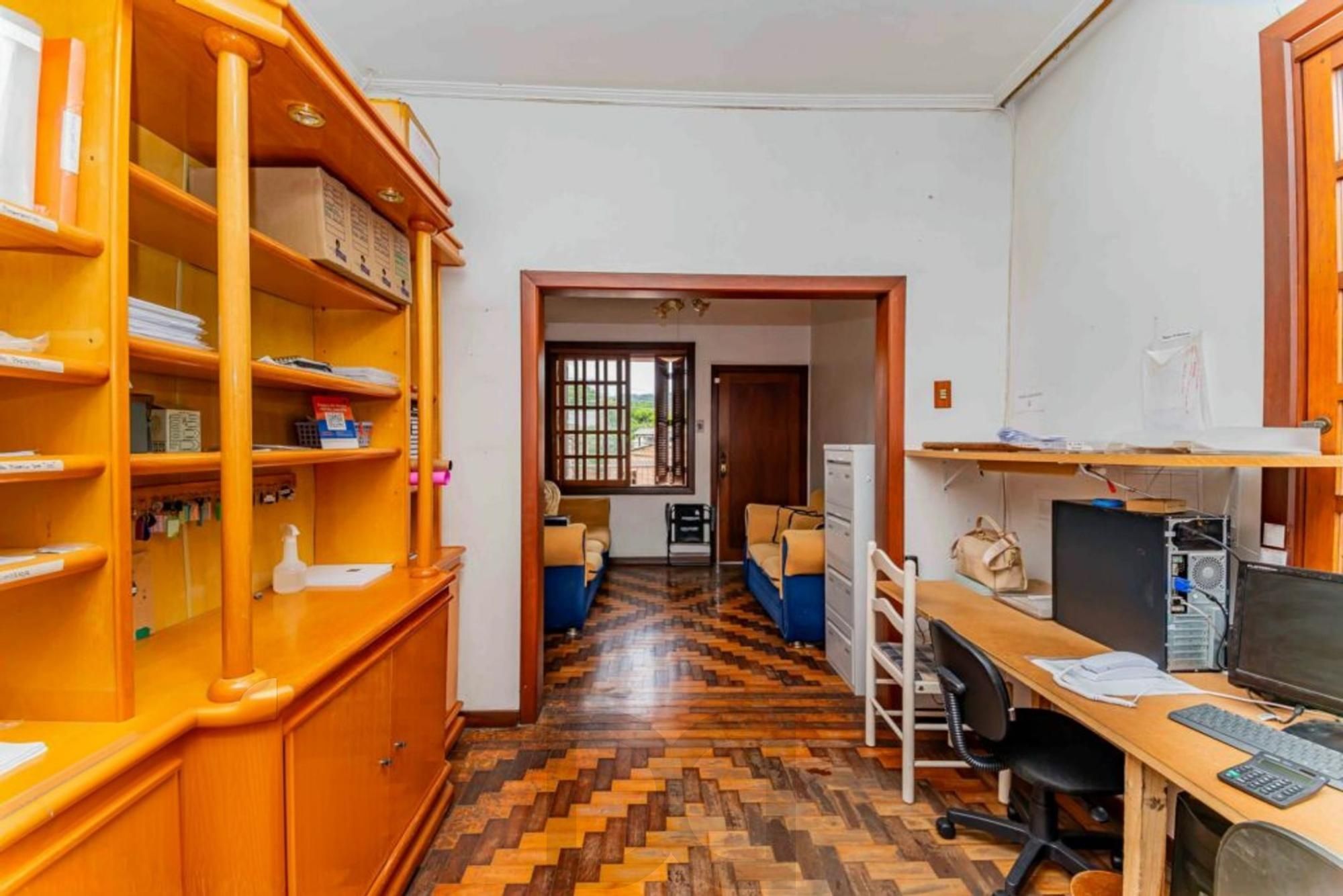 Casa de 3 quartos, churrasqueira, terraço, 2 vagas no bairro Glória. — foto 36